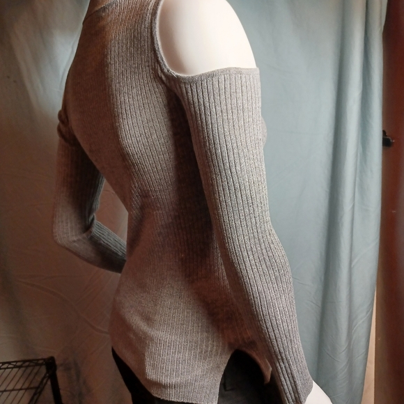 ๐ค Grey Cold Sholder Top Maze Collection - Picture 3 of 12